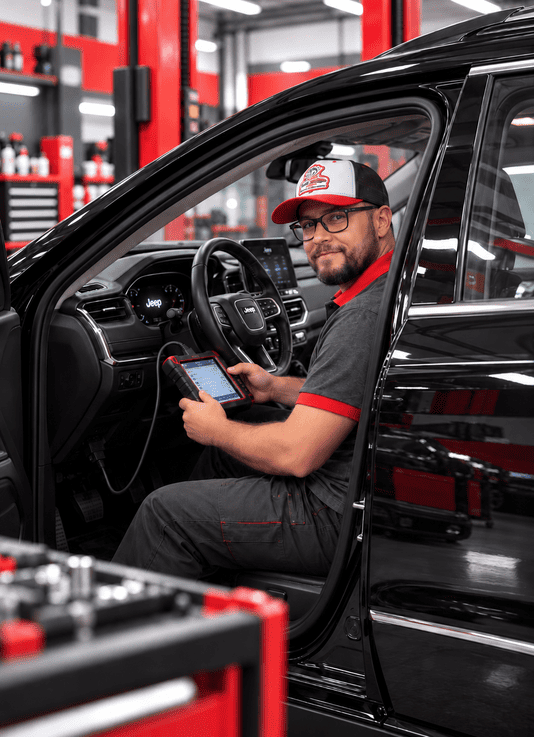 mecânico com tablet no jeep commander